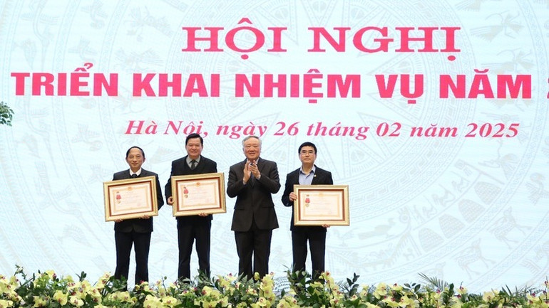 Phó Thủ tướng Thường trực Chính phủ Nguyễn Hòa Bình trao Huân chương Lao động hạng Nhất cho các cá nhân thuộc Văn phòng Chính phủ. (Ảnh: VGP)