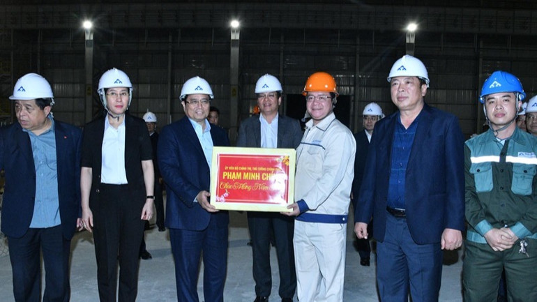 Thủ tướng Phạm Minh Chính tặng quà các kỹ sư, công nhân làm việc tại Khu liên hợp gang thép Hòa Phát Dung Quất. (Ảnh: THANH GIANG)