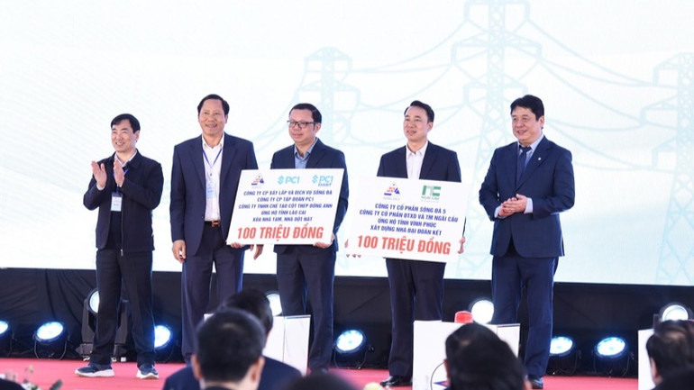 EVN và các nhà thầu ủng hộ tỉnh Lào Cai và Vĩnh Phúc xây dựng nhà đại đoàn kết. (Ảnh: TRẦN HẢI) EVN và các nhà thầu ủng hộ tỉnh Lào Cai và Vĩnh Phúc xây dựng nhà đại đoàn kết. (Ảnh: TRẦN HẢI)