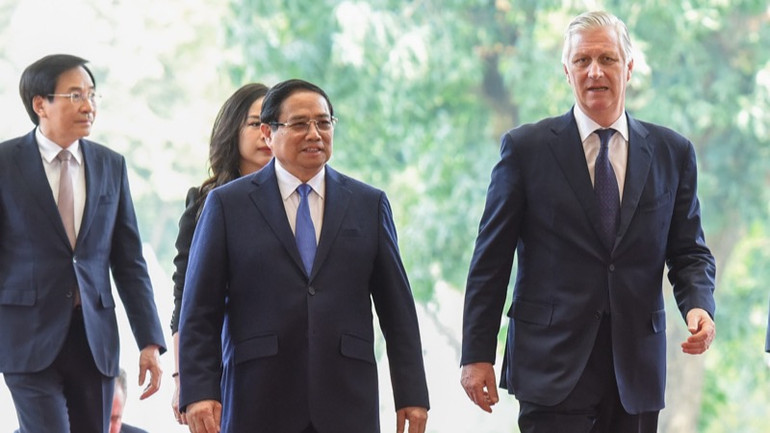 Thủ tướng Chính phủ Phạm Minh Chính đón Nhà vua Bỉ Philippe tại sảnh Trụ sở Chính phủ. (Ảnh: TRẦN HẢI)