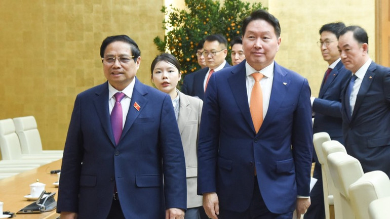 Thủ tướng Phạm Minh Chính và Chủ tịch Tập đoàn SK Chey Tae-won. (Ảnh: TRẦN HẢI)
