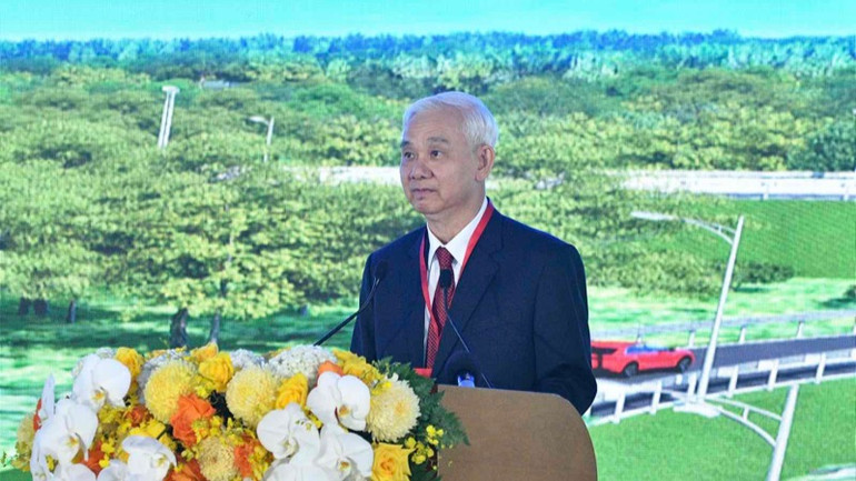 Đại diện liên danh nhà thầu Becamex-Đèo Cả phát biểu tại buổi lễ. (Ảnh: THANH GIANG)