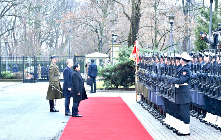 Thủ tướng Phạm Minh Chính duyệt Đội danh dự Quân đội Ba Lan.