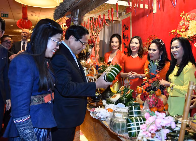 Thủ tướng Phạm Minh Chính và Phủ nhân tham quan gian hàng Têt của bà con kiều bào (Ảnh: THANH GIANG)