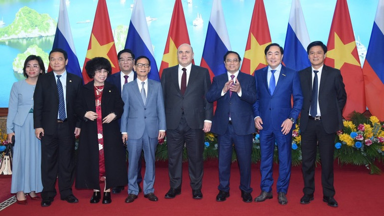 Thủ tướng Phạm Minh Chính và Thủ tướng Liên bang Nga Mikhail Mishustin với các lãnh đạo tập đoàn lớn của Việt Nam tham dự Đối thoại. (Ảnh: TRẦN HẢI)