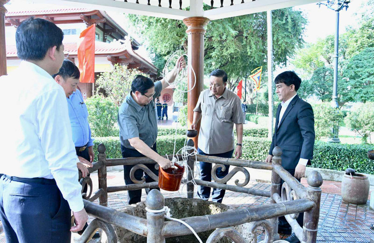 Thủ tướng Phạm Minh Chính tại Di tích Giếng nước trong Khu di tích. (Ảnh: THANH GIANG)