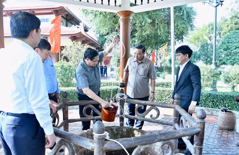 Thủ tướng Phạm Minh Chính tại Di tích Giếng nước trong Khu di tích. (Ảnh: THANH GIANG)