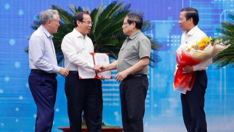 Thủ tướng Phạm Minh Chính trao Quyết định của Thủ tướng Chính phủ phê duyệt Quy hoạch Thành phố Hồ Chí Minh cho Lãnh đạo Thành phố (Ảnh: THANH GIANG). Thủ tướng Phạm Minh Chính trao Quyết định của Thủ tướng Chính phủ phê duyệt Quy hoạch Thành phố Hồ Chí Minh cho Lãnh đạo Thành phố (Ảnh: THANH GIANG).