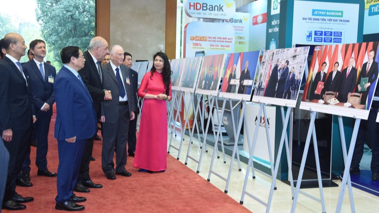 Thủ tướng Phạm Minh Chính giới thiệu với Tổng thống Hungary Sulyok Tamas gian trưng bày ảnh về quan hệ hai nước. (Ảnh:TRẦN HẢI) Thủ tướng Phạm Minh Chính giới thiệu với Tổng thống Hungary Sulyok Tamas gian trưng bày ảnh về quan hệ hai nước. (Ảnh:TRẦN HẢI)