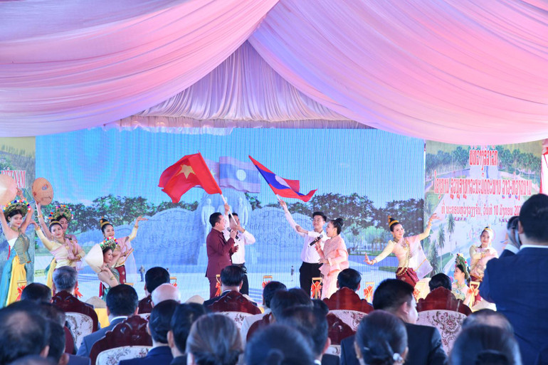 Một tiết mục văn nghệ ca ngợi tình hữu nghị đặc biệt Việt Nam-Lào tại buổi lễ. (Ảnh: THANH GIANG)