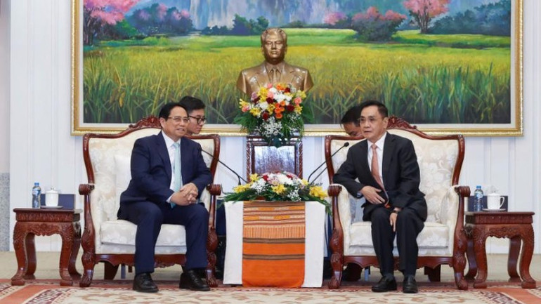 Thủ tướng Phạm Minh Chính gặp nguyên Thủ tướng Chính phủ Lào Thongsing Thammavong. (Ảnh: NHẬT BẮC/VGP)