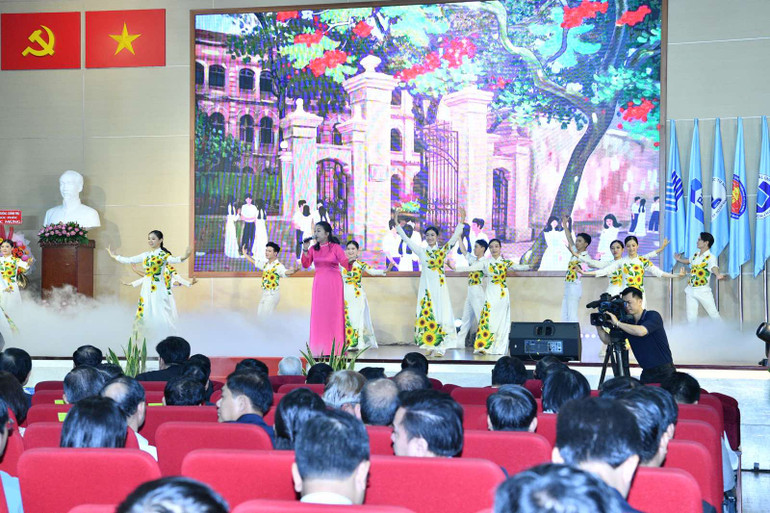 Một tiết mục văn nghệ được biểu diễn tại Lễ Kỷ niệm. (Ảnh: THANH GIANG)