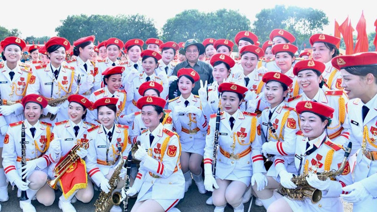 Thủ tướng Phạm Minh Chính với khối nữ quân nhạc. (Ảnh: THANH GIANG).