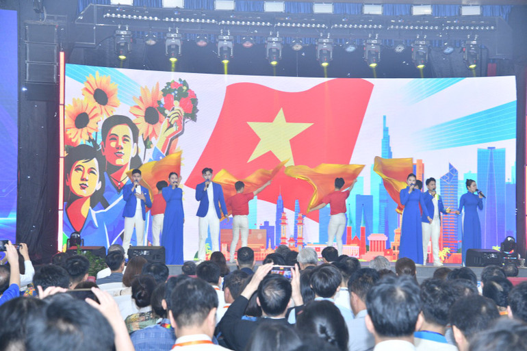 Một tiết mục văn nghệ được biểu diễn tại sự kiện (Ảnh: THANH GIANG).