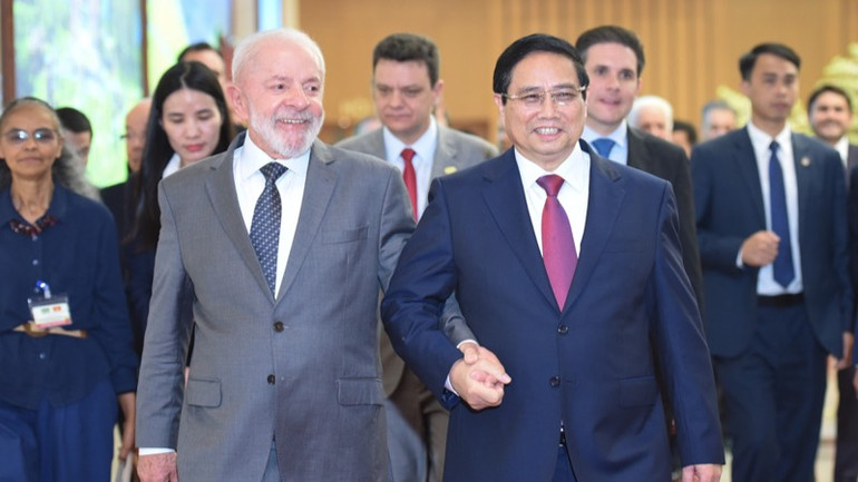 Thủ tướng Phạm Minh Chính nồng nhiệt chào đón Tổng thống Brazil Luiz Inácio Lula da Silva tại Trụ sở Chính phủ. (Ảnh: TRẦN HẢI)