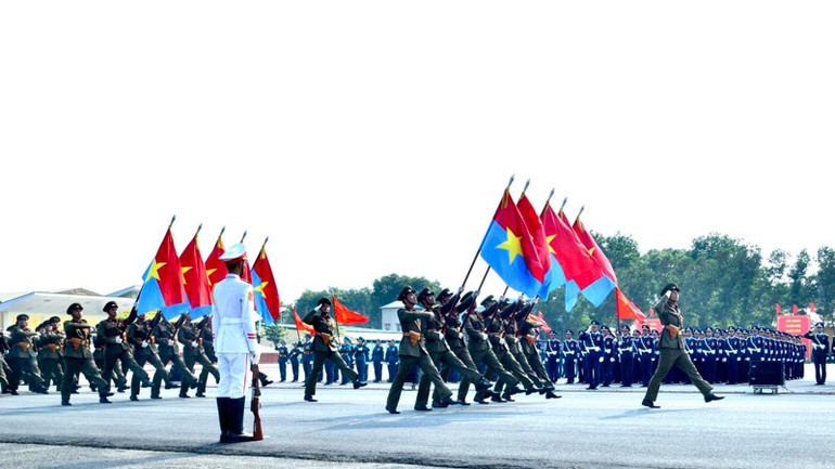 Các lực lượng Quân đội diễu binh, diễu hành qua Lễ đài. (Ảnh: THANH GIANG)