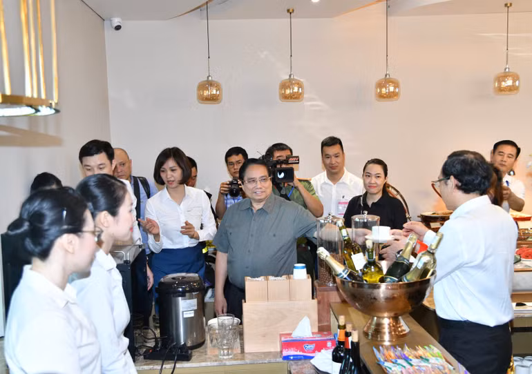 Thủ tướng Phạm Minh Chính trải nghiệm dịch vụ trong Phòng khách VIP của Vietnam Airlines tại Nhà ga hành khách T3-Cảng hàng không quốc tế Tân Sơn Nhất. (Ảnh: THANH GIANG)