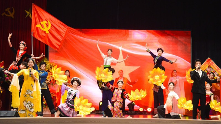 Một tiết mục văn nghệ được biểu diễn tại buổi lễ. (Ảnh: TRẦN HẢI)