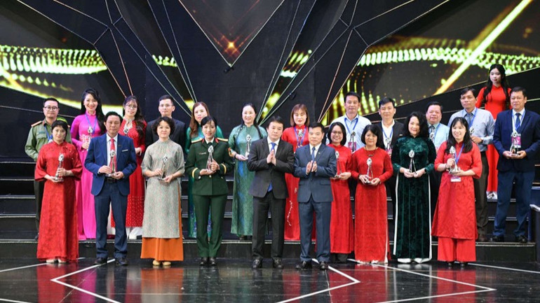 Vinh danh các tác phẩm đạt Giải Bạc của Liên hoan Truyền hình toàn quốc lần thứ 42. (Ảnh: THANH GIANG)