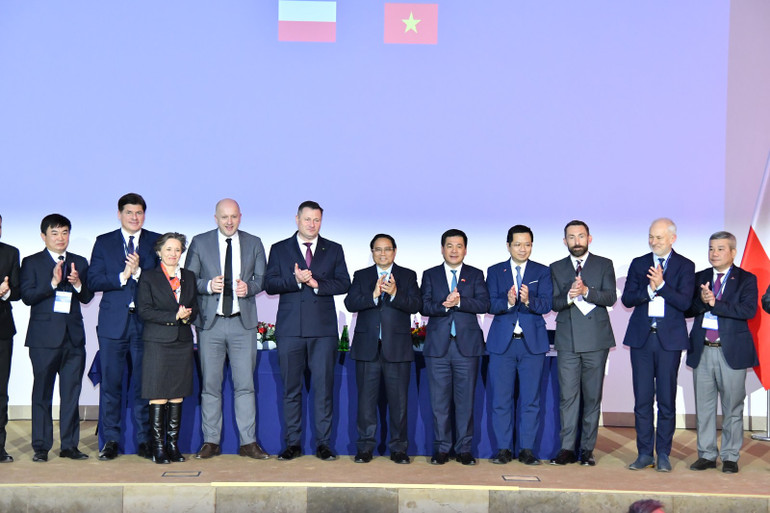 Thủ tướng Phạm Minh Chính và các quan chức, đại biểu hai nước tham dự Diễn đàn (Ảnh: THANH GIANG). Thủ tướng Phạm Minh Chính và các quan chức, đại biểu hai nước tham dự Diễn đàn (Ảnh: THANH GIANG).