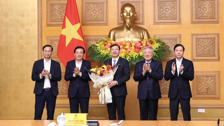 Phó Thủ tướng Nguyễn Hòa Bình, Bộ trưởng, Chủ nhiệm Văn phòng Chính phủ Trần Văn Sơn và các Phó Chủ nhiệm Văn phòng Chính phủ chúc mừng tân Phó Chủ nhiệm Văn phòng Chính phủ Phạm Mạnh Cường.