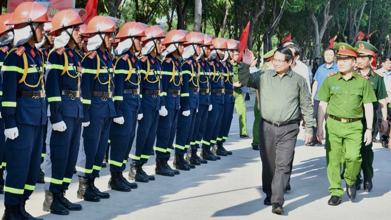 Thủ tướng Phạm Minh Chính tới thăm, động viên lực lượng Công an nhân dân hợp luyện phục vụ lễ diễu binh, diễu hành dịp kỷ niệm 30/4. (Ảnh: THANH GIANG) Thủ tướng Phạm Minh Chính tới thăm, động viên lực lượng Công an nhân dân hợp luyện phục vụ lễ diễu binh, diễu hành dịp kỷ niệm 30/4. (Ảnh: THANH GIANG)