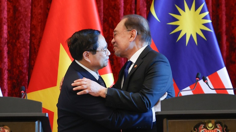 Thủ tướng Phạm Minh Chính và Thủ tướng Thủ tướng Malaysia Anwar Ibrahim tại họp báo. (Ảnh: NHẬT BẮC/VGP)