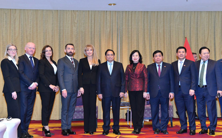 Thủ tướng Phạm Minh Chính với Ban lãnh đạo Tập đoàn Adamed. (Ảnh: THANH GIANG)