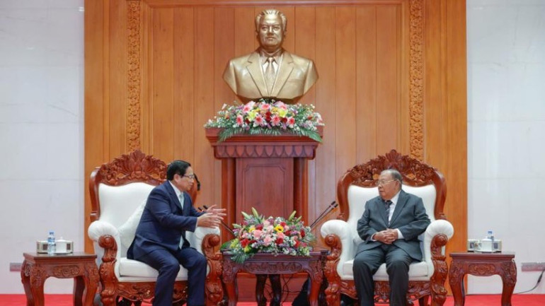 Thủ tướng Phạm Minh Chính gặp nguyên Tổng Bí thư, nguyên Chủ tịch nước Lào Bounnhang Volachit. (Ảnh: NHẬT BẮC/VGP)
