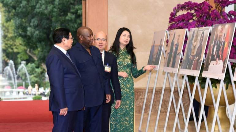 Thủ tướng Chính phủ Phạm Minh Chính giới thiệu với Tổng thống Cộng hòa Burundi Évariste Ndayishimiye triển lãm ảnh về quan hệ hai nước (Ảnh: TRẦN HẢI).