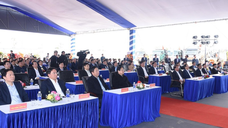 Thủ tướng Phạm Minh Chính cùng các đồng chí lãnh đạo và các đại biểu tham dự buổi lễ. (Ảnh: TRẦN HẢI)