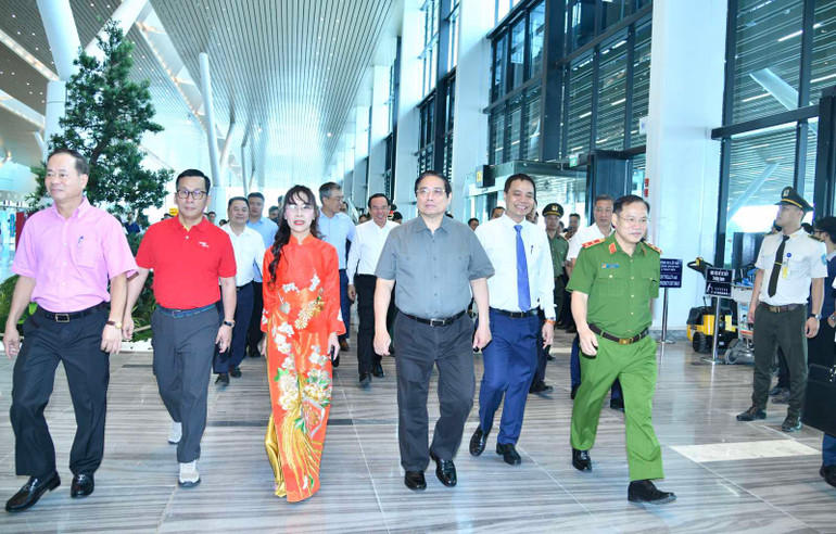 Thủ tướng Phạm Minh Chính đi thị sát Nhà ga hành khách T3-Cảng hàng không quốc tế Tân Sơn Nhất. (Ảnh: THANH GIANG)