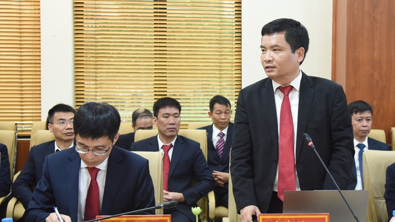 Lãnh đạo Học viện Bưu chính Viễn thông báo cáo Thủ tướng Chính phủ tại buổi làm việc. (Ảnh: TRẦN HẢI) Lãnh đạo Học viện Bưu chính Viễn thông báo cáo Thủ tướng Chính phủ tại buổi làm việc. (Ảnh: TRẦN HẢI)