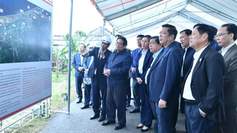 Thủ tướng Phạm Minh Chính nghe báo cáo và cho ý kiến chỉ đạo về tiến độ thi công tuyến đường. (Ảnh: THANH GIANG)