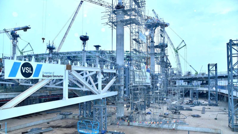 Hệ thống kết cấu giàn kết cấu chính đang được nâng dần lên đúng vị trí thiết kế.