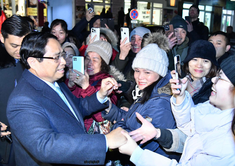 Thủ tướng Phạm Minh Chính với bà con cộng đồng người Việt Nam tại Trung tâm thương mại Sapa. (Ảnh: THANH GIANG)