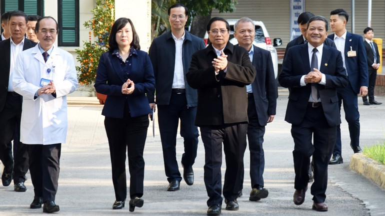 Thủ tướng Phạm Minh Chính thăm, chúc Tết cán bộ, y sĩ, bác sĩ và nhân viên y tế Bệnh viện Phổi Trung ương đang ứng trực những ngày Tết. (Ảnh: TRẦN HẢI)