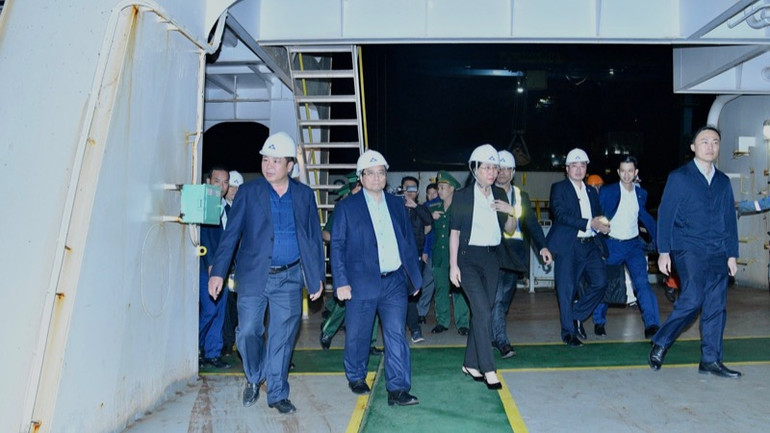 Thủ tướng Phạm Minh Chính thị sát tàu chở nguyên liệu quặng sắt đang cập cảng Hòa Phát Dung Quất để bốc dỡ hàng. (Ảnh: THANH GIANG)