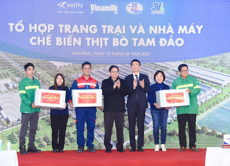 Thủ tướng Phạm Minh Chính tặng quà động đội ngũ cán bộ, công nhân viên Nhà máy chế biến thịt bò Tam Đảo. (Ảnh: TRẦN HẢI)