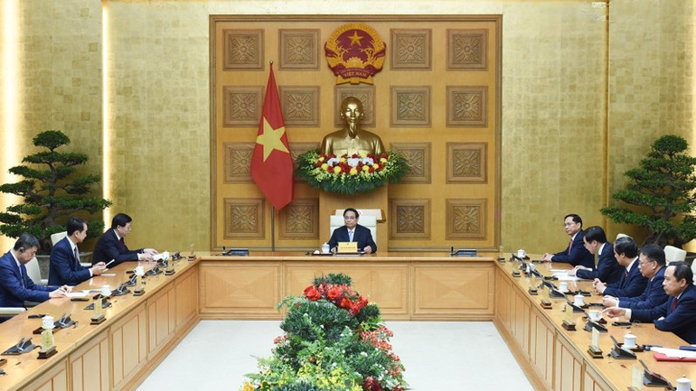 Thủ tướng Chính phủ Phạm Minh Chính tiếp Bí thư Đảng ủy Đại học Thanh Hoa (Trung Quốc) Khưu Dũng. (Ảnh: TRẦN HẢI)