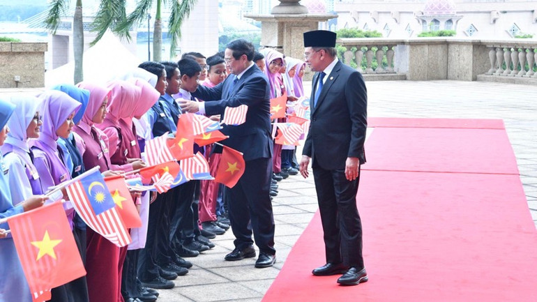 Thủ tướng Phạm Minh Chính với các cháu học sinh Malaysia. (Ảnh: THANH GIANG)