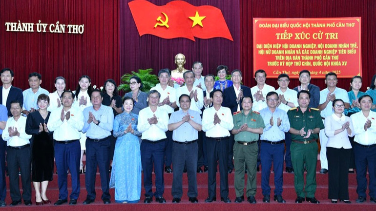 Thủ tướng Phạm Minh Chính và Đoàn Đại biểu Quốc hội, lãnh đạo thành phố Cần Thơ. (Ảnh: THANH GIANG) Thủ tướng Phạm Minh Chính và Đoàn Đại biểu Quốc hội, lãnh đạo thành phố Cần Thơ. (Ảnh: THANH GIANG)
