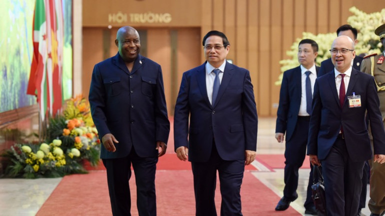 Thủ tướng Chính phủ Phạm Minh Chính cùng Tổng thống Cộng hòa Burundi Évariste Ndayishimiye bước vào phòng hội kiến (Ảnh: TRẦN HẢI).