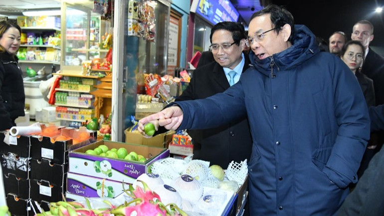 Thủ tướng Phạm Minh Chính và Bí thư Thành ủy Thành phố Hồ Chí Minh thăm một cửa hàng bán nhiều hoa quả nhập từ Việt Nam. (Ảnh: THANH GIANG)