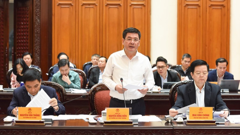 Bộ trưởng Công thương Nguyễn Hồng Diên phát biểu ý kiến tại cuộc họp (Ảnh: TRẦN HẢI)