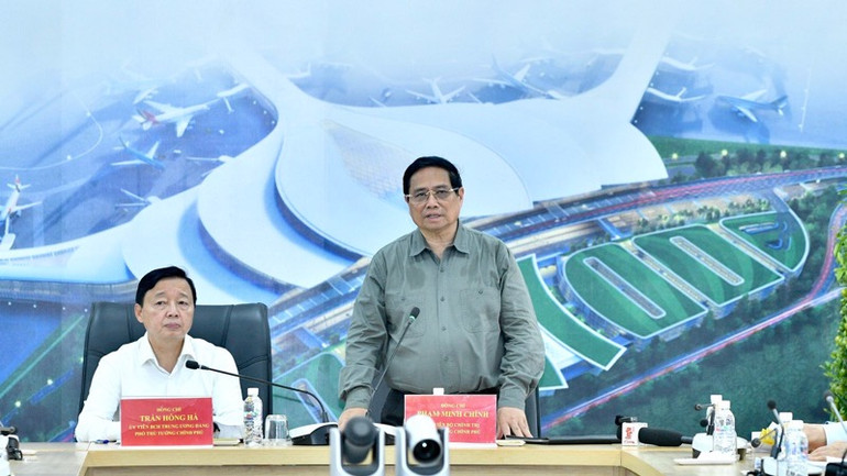 Thủ tướng Phạm Minh Chính phát biểu ý kiến kết luận cuộc họp với các bộ, ngành, cơ quan, chủ đầu tư, nhà thầu về tiến độ Dự án Cảng hàng không quốc tế Long Thành. (Ảnh: THANH GIANG)