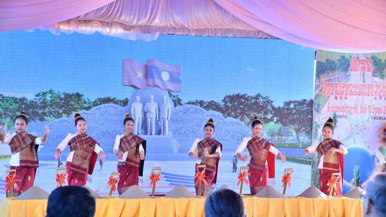 Một tiết mục múa truyền thống của Lào được biểu diễn tại buổi lễ. (Ảnh: THANH GIANG)