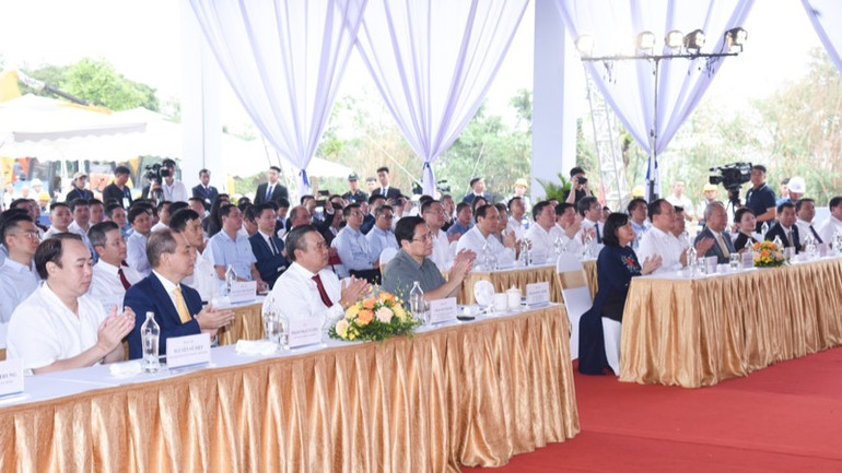 Thủ tướng Phạm Minh Chính và các đồng chí lãnh đạo, đại biểu tham dự buổi lễ. (Ảnh: TRẦN HẢI)