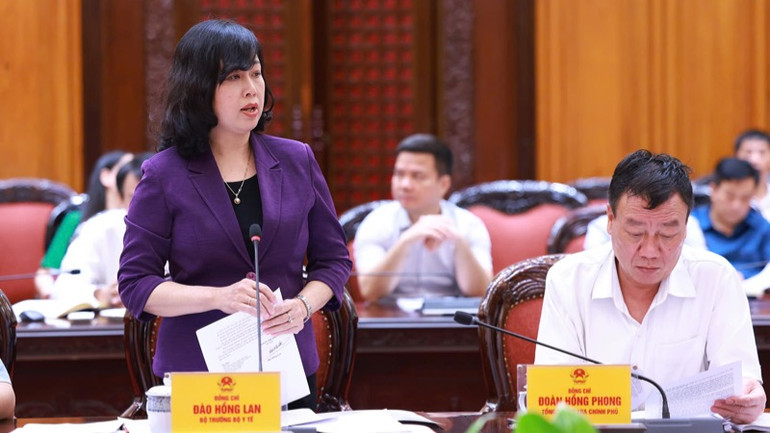 Bộ trưởng Y tế Đào Hồng Lan phát biểu ý kiến tại cuộc họp. (Ảnh: TRẦN HẢI)