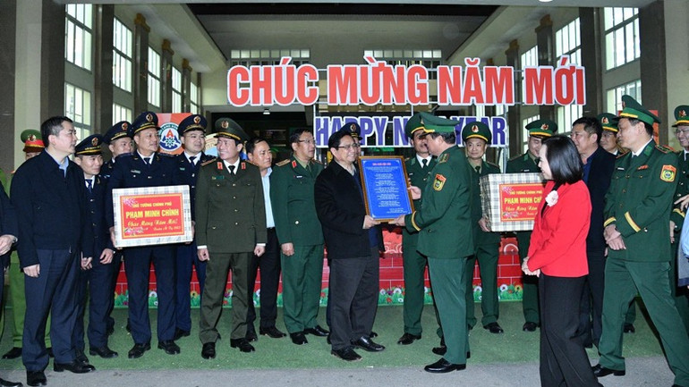 Chỉ huy trưởng Lực lượng Biên phòng tại Cửa khẩu Tân Thanh tặng Thủ tướng Phạm Minh Chính bài thơ ca ngợi về công cuộc xoá nhà tạm, nhà dột nát trên phạm vi cả nước. (Ảnh: THANH GIANG)